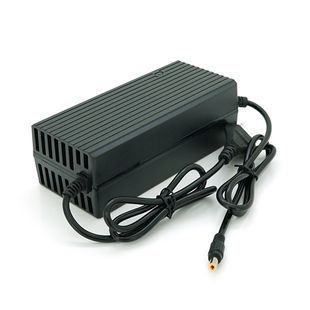 Зарядний пристрій Jinyi для акумуляторів Li-ion 48V(54,6V),13S,2A,штекер 5.5*2.5,з індикацією,BOX -YT22392 фото
